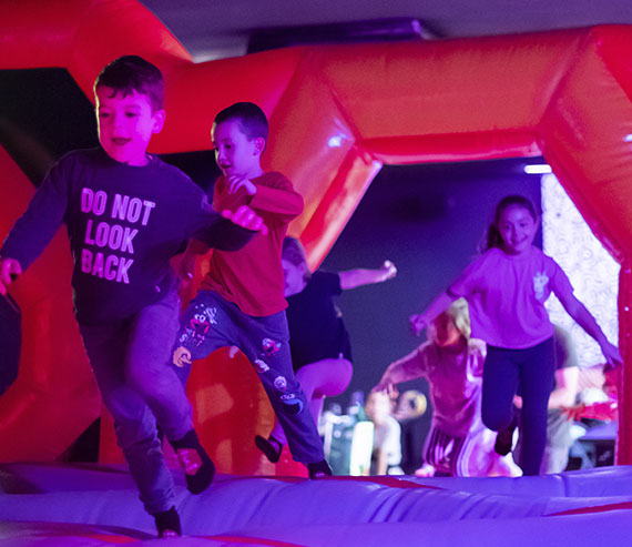 zona kids para niños en barcelona jumping